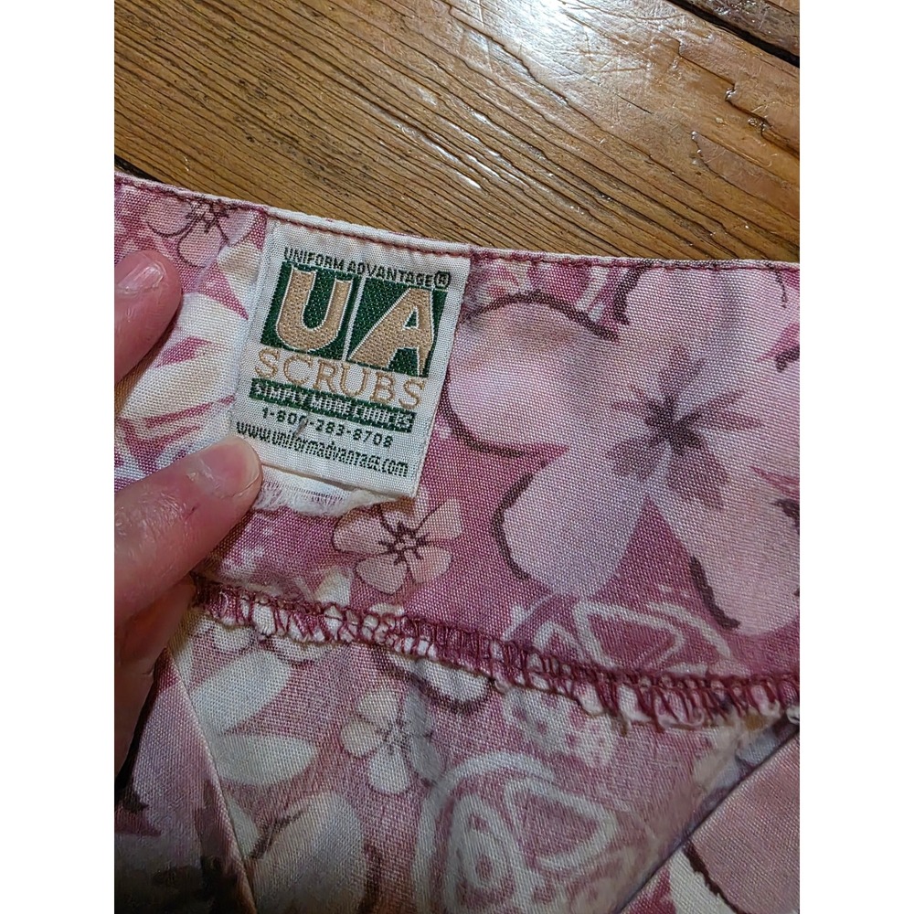 Vintage UA Scrubs Pink White Floral Daisy Print V-Neck Medical Scrub Top Pockets - Picture 2 of 3